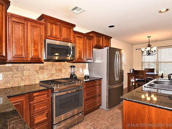 3rd image of 2215 E 32nd Pl N