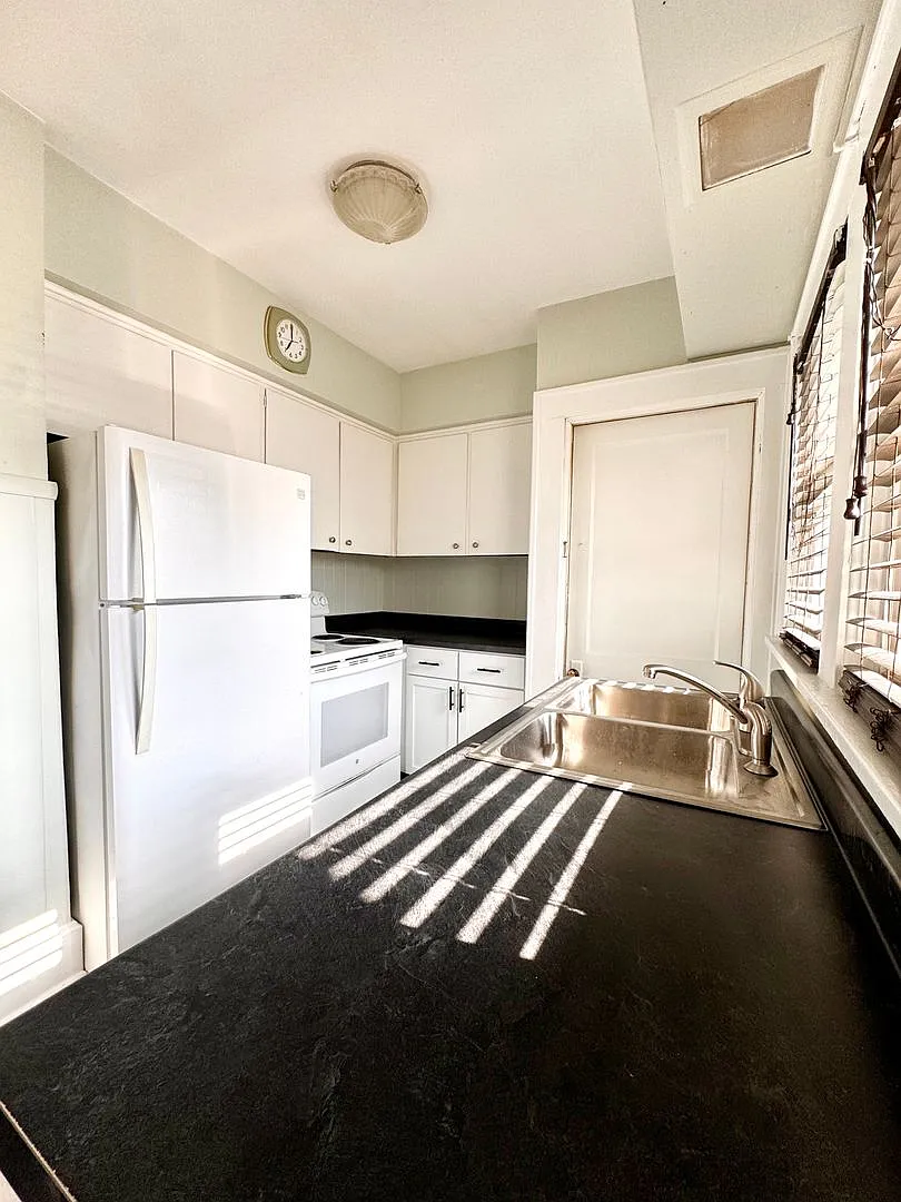 Charming 2 Bedroom 1 Bath House — Photo 3