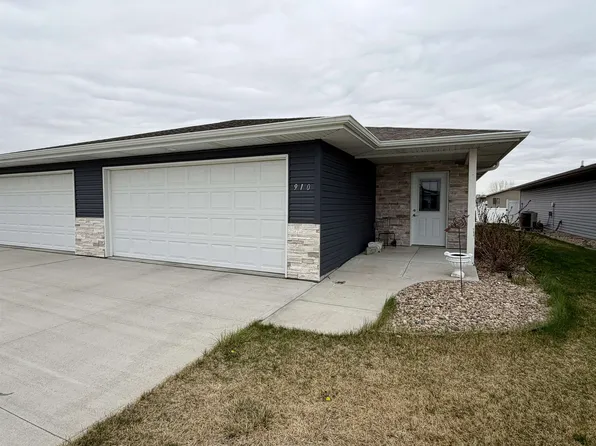 910 G Avenue Pl, Kearney, NE 68847