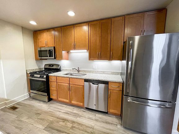 3rd image of 922 N Noble St APT 1