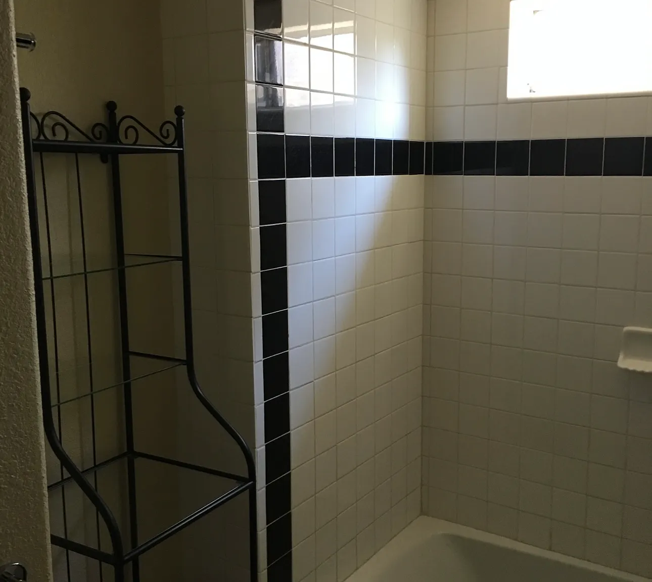 2 bed, 700 sqft, $3,300 — Photo 2