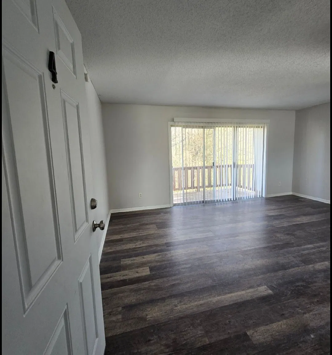 2 bed, 1.0 bath, 1100 sqft, $990 — Photo 2