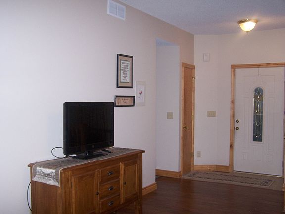 3rd image of 121 W Primrose Ln