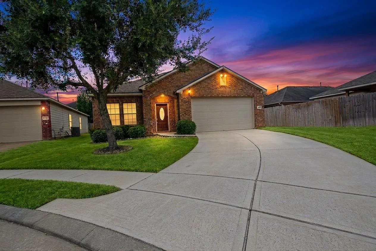 3 bed, 2.0 bath, 2209 sqft, $2,350 — Photo 2
