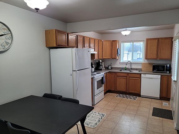 4th image of 636 W Shore Dr