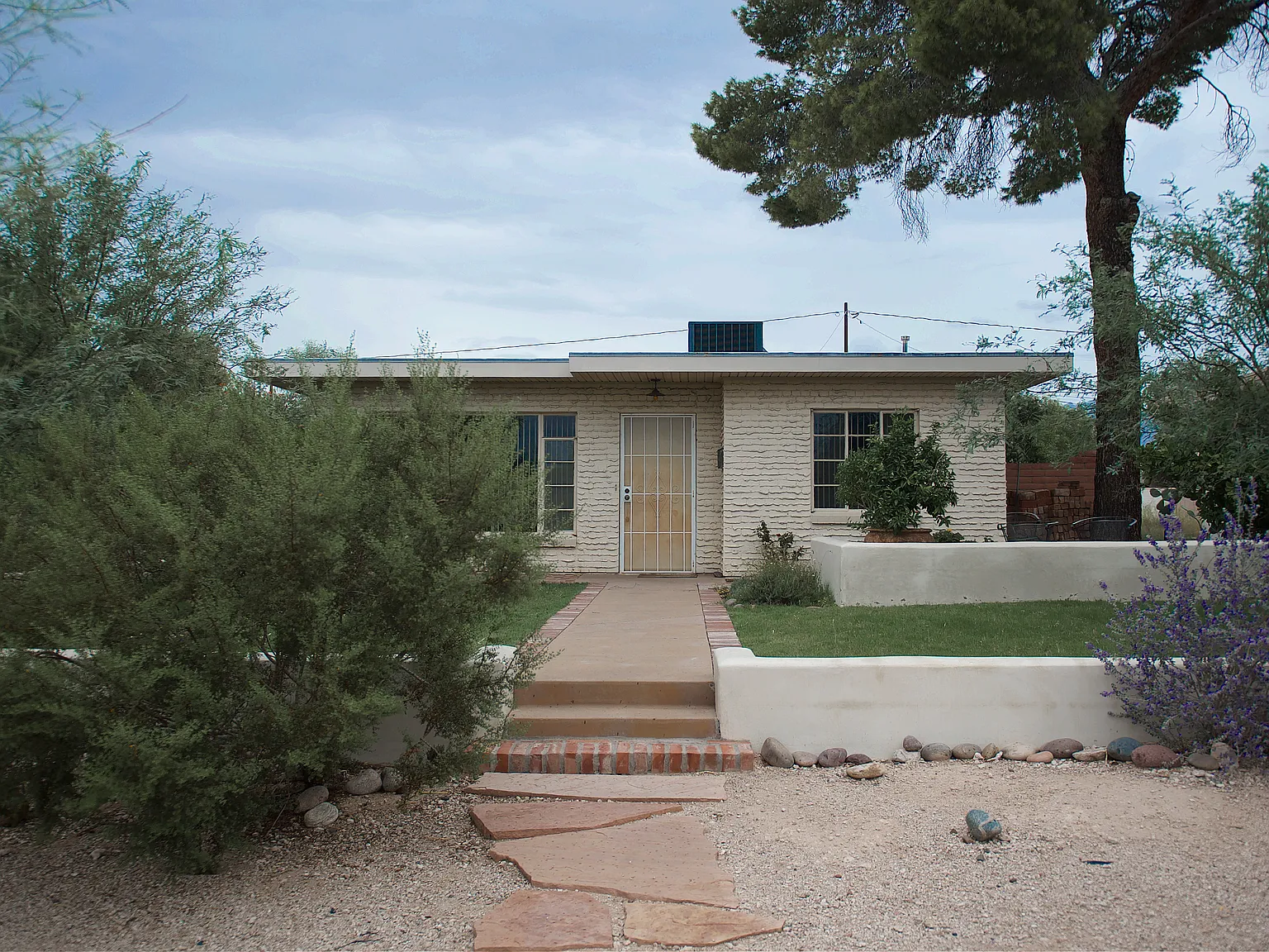 2 bed, 1384 sqft, $2,400 — Photo 1