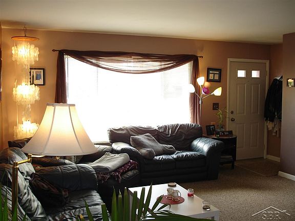 3rd image of 4580 Clunie St