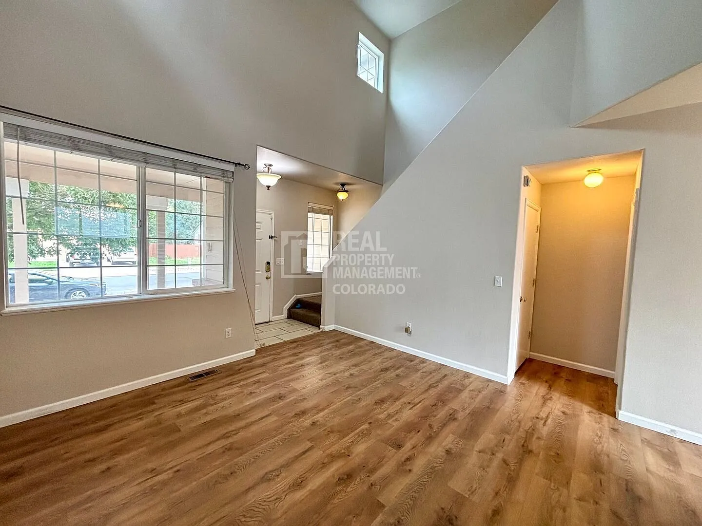 Spacious 3-Bedroom Home with Loft & 2-Car Garage — Photo 4