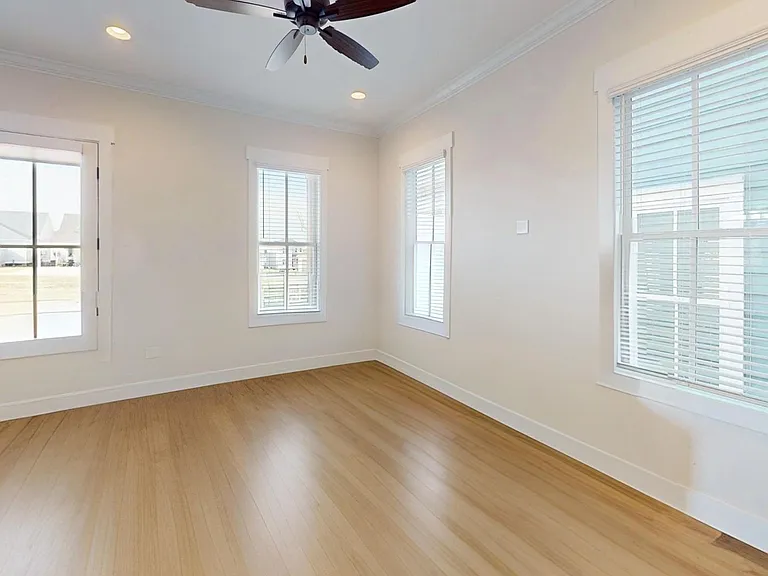 202 Northlake St — Photo 32