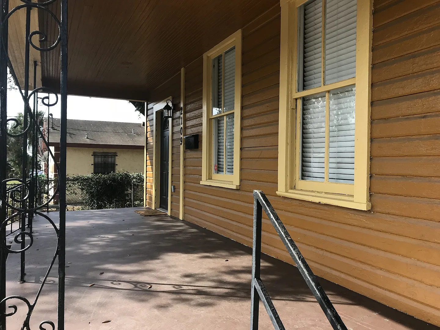 Vintage North Hyde Park Bungalow — Photo 2