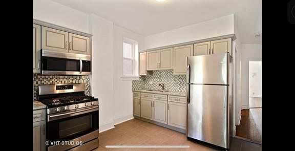 3rd image of 1426 W Argyle St Floor 1