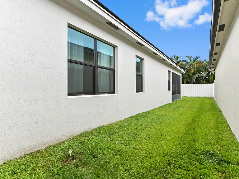 7461 Moonrise Dr — Photo 31