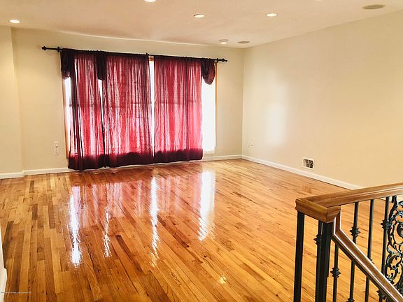 3rd image of 168 Slater Blvd Floor 2