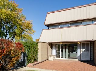 821 E Falcon Dr, Arlington Heights, IL 60005