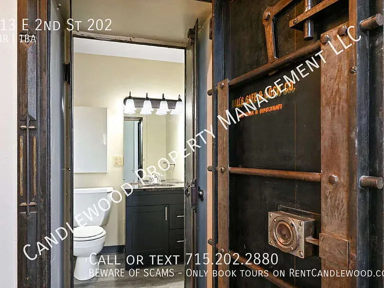 713 E 2nd St #202 — Photo 17