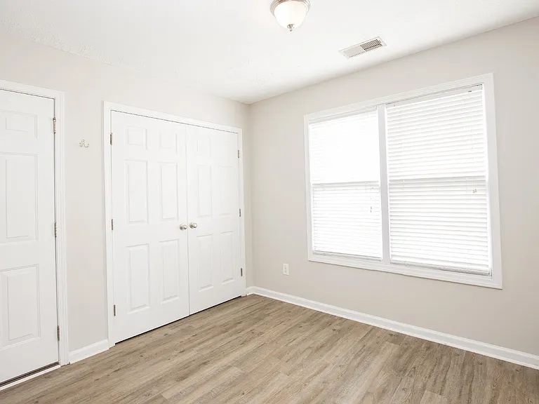 196 Lochwood Dr — Photo 17