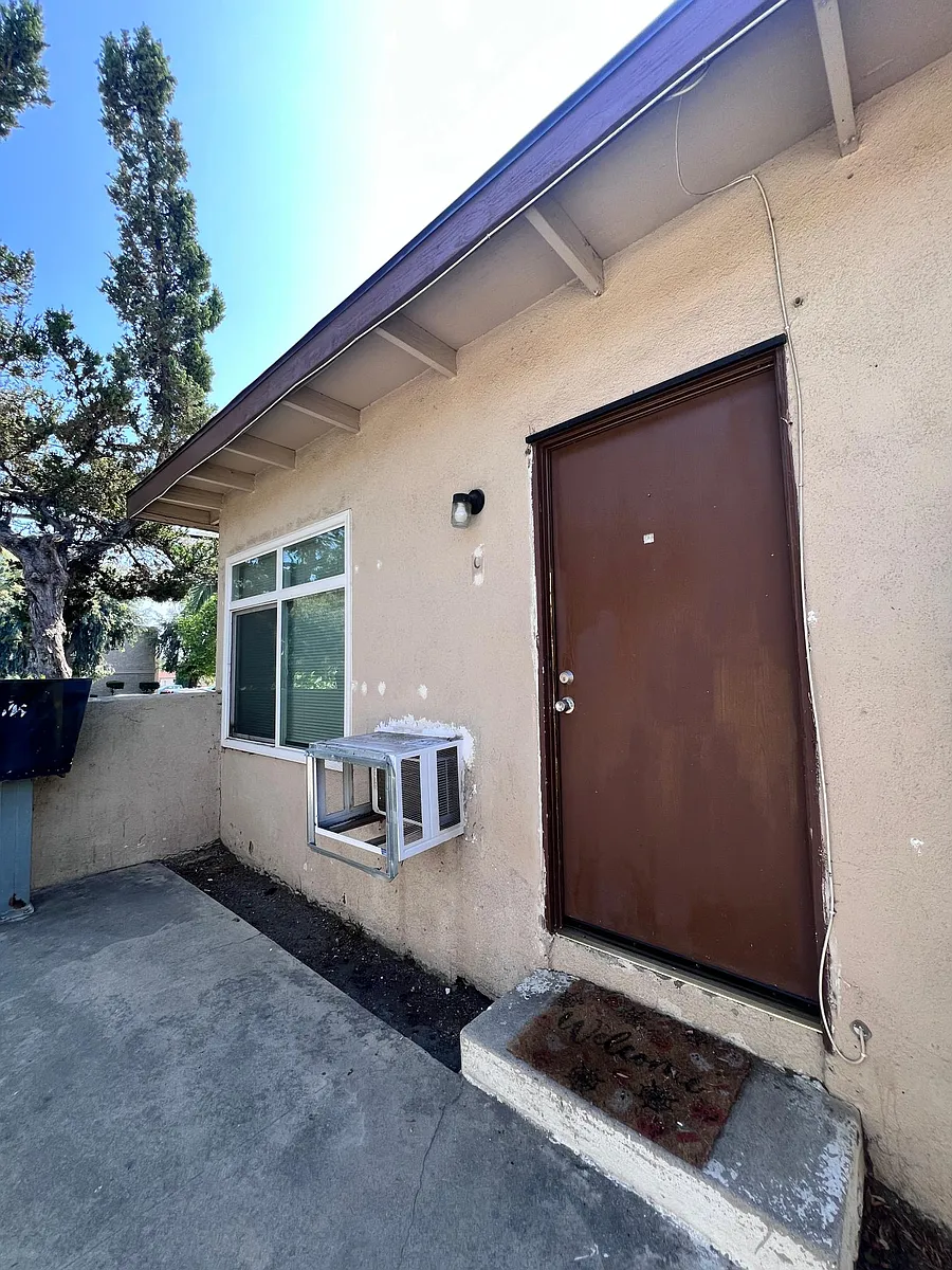 Building Photo - 5174 San Bernardino St #C