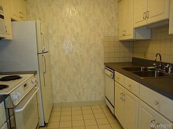 5th image of 85 Greenwich Dr APT 4
