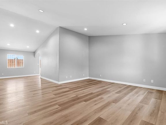 4th image of 2864 Colima Ave