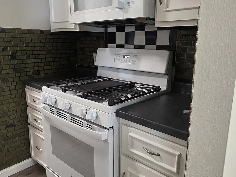 2259 Ainsworth Dr — Photo 6