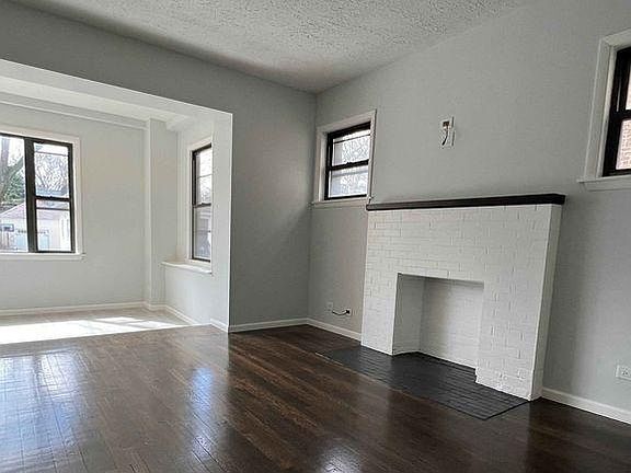 Living Room (decorative fireplace)