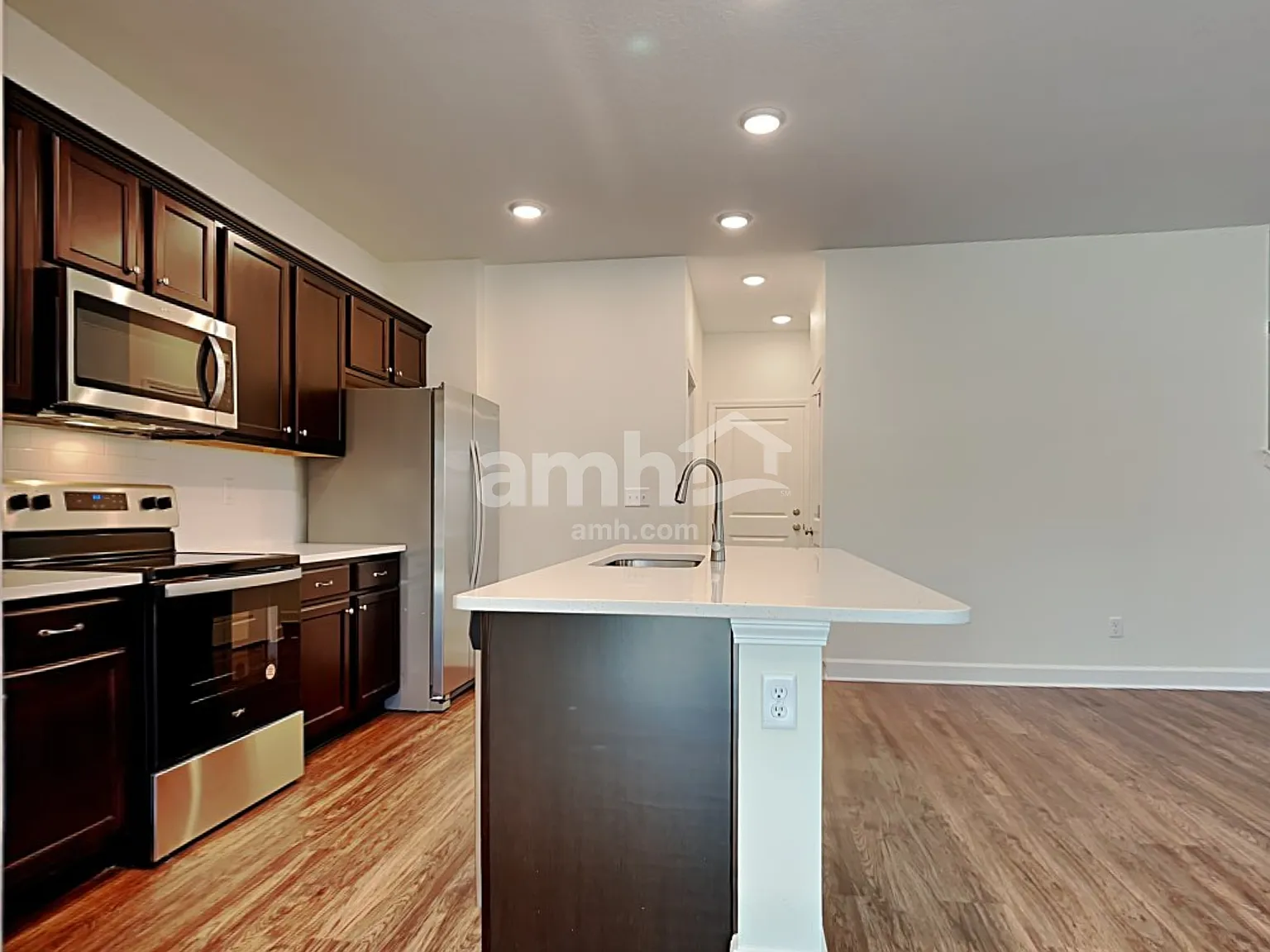 4 bed, 2.5 bath, 1977 sqft, $2,315 — Photo 4