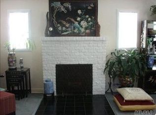 11 Burbury Ln, Great Neck, NY 11023