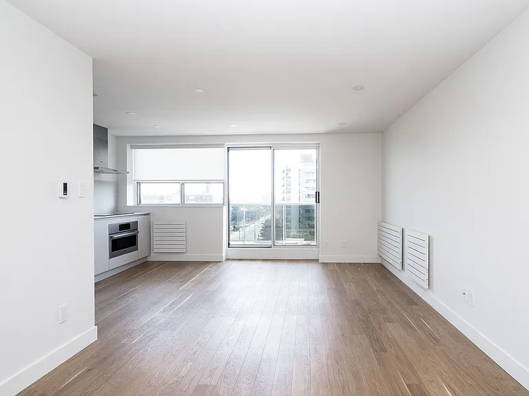 365 Eglinton Ave E — Photo 13