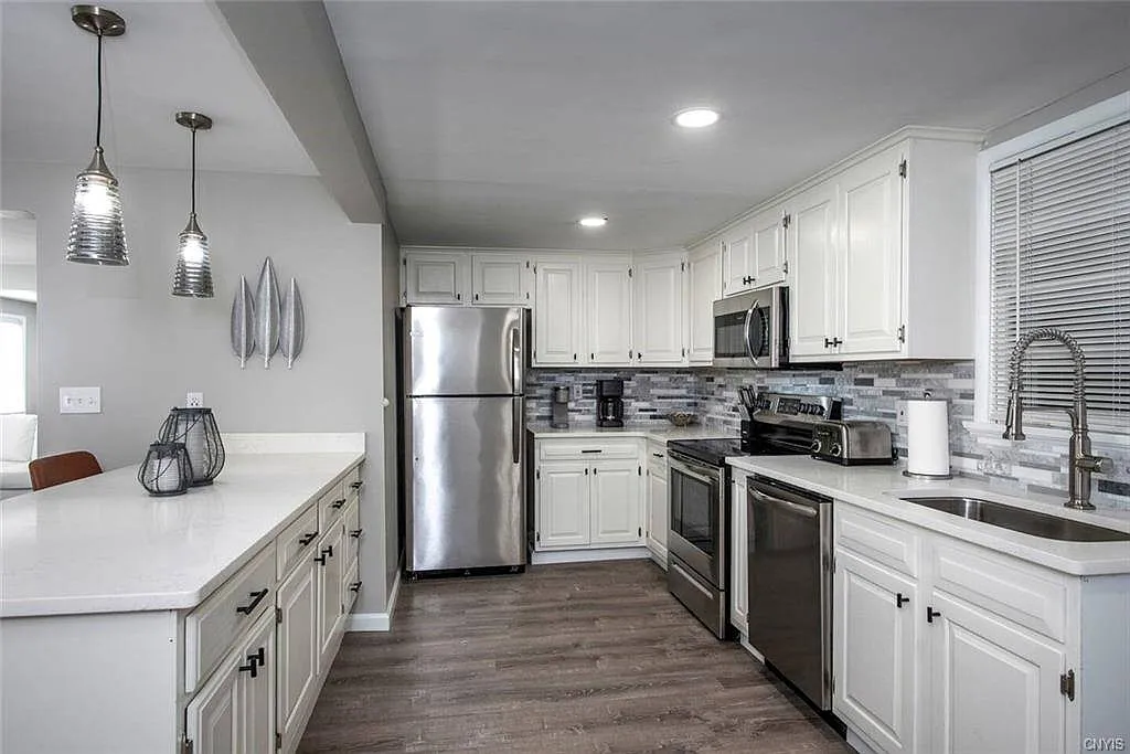 3 bed, 2500 sqft, $2,500 — Photo 3