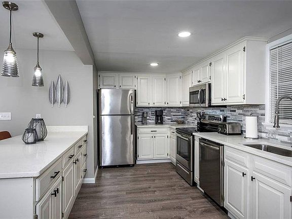 3rd image of 1004 Main St #3