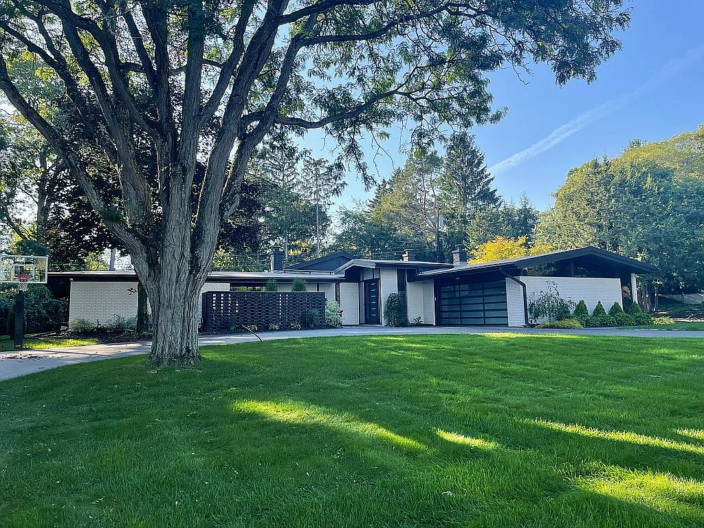 1167 Charrington Rd photo 1