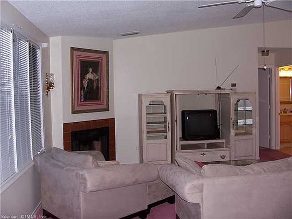 3rd image of 40 Little Oak Ln