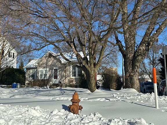 2nd image of 122 Willow Ave