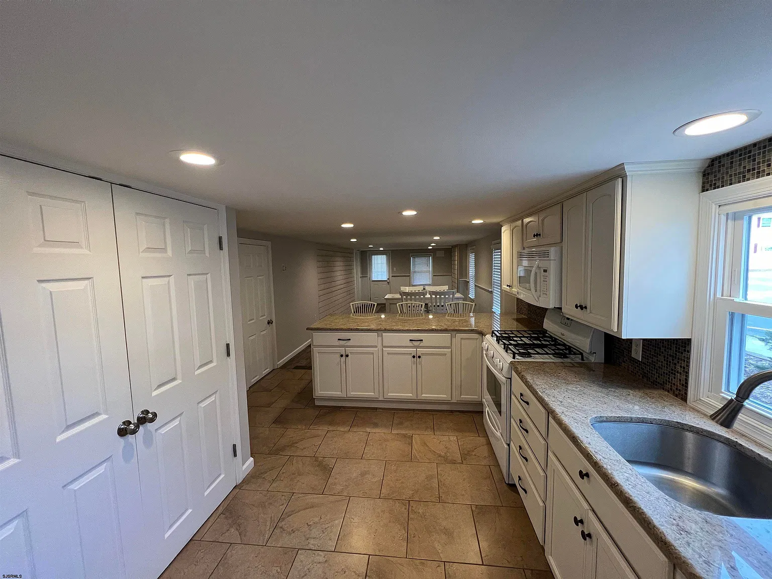 2 bed, 1.0 bath, 2000 sqft, $2,550 — Photo 3