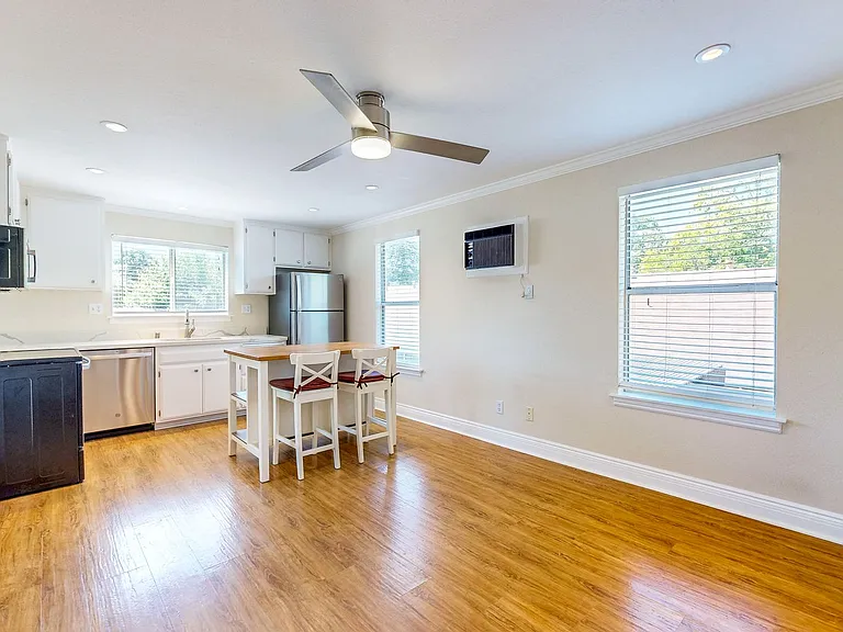 1133 Edwards St — Photo 13