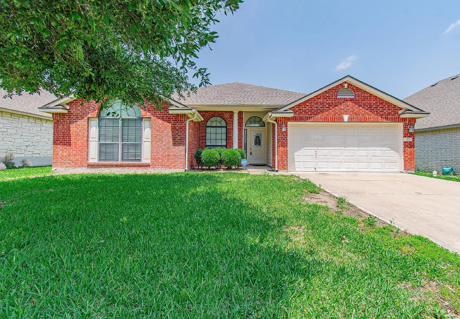 3 bed, 2.0 bath, 2143 sqft, $1,700 — Photo 1