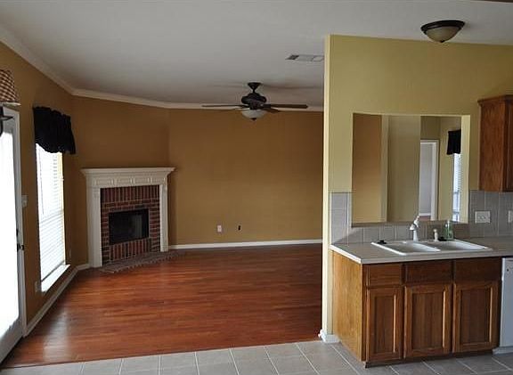 4th image of 121 Brazos Dr