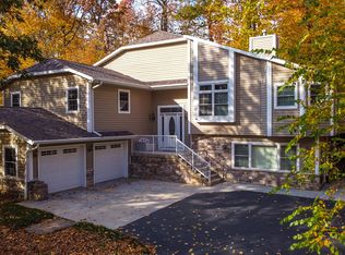 636 Highview Dr, Slinger, WI 53086