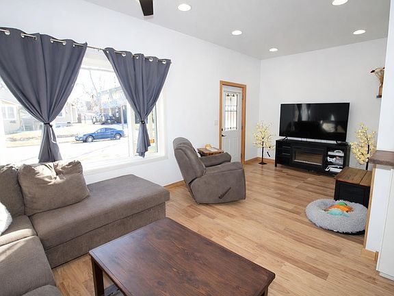 3rd image of 908 1st Ave NW