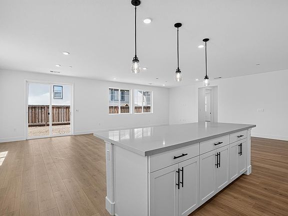 4th image of 136 Golden Gate Ln