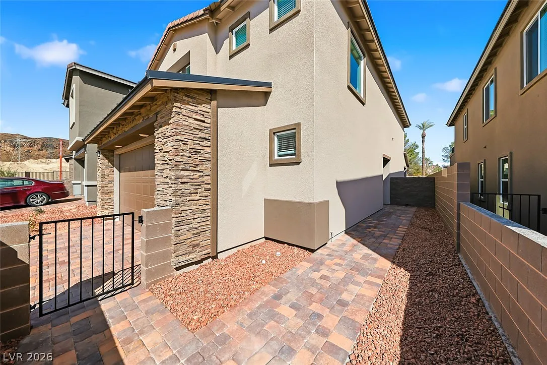 4 bed, 3.0 bath, 2257 sqft, $2,595 — Photo 2