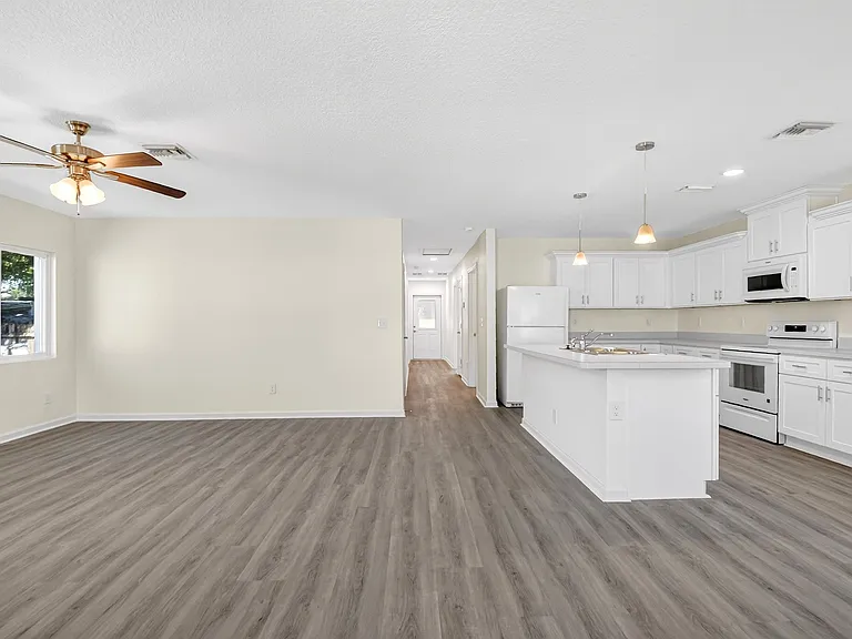 857 W 3rd St — Photo 1