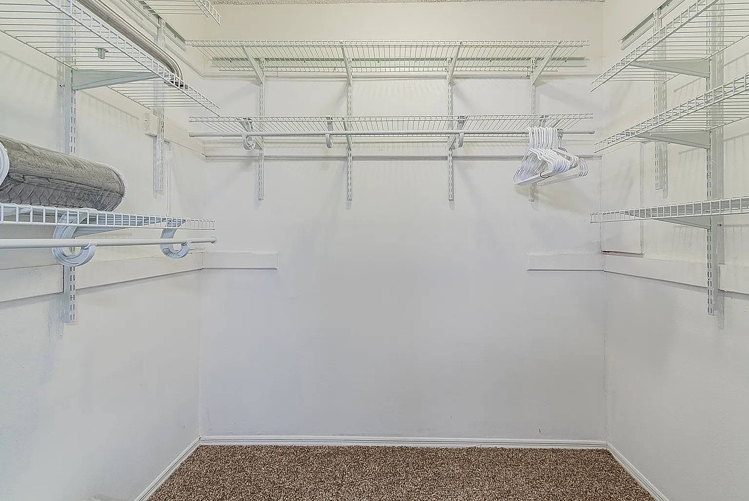 $1,650 a month Fully Furnished Rental! — Photo 4