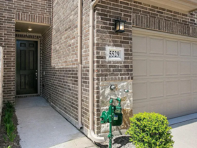 5529 Liberty Dr — Photo 3