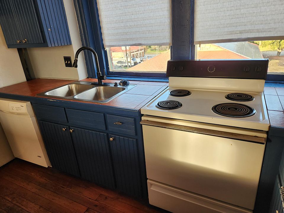 301 Main St Smithville TX Zillow