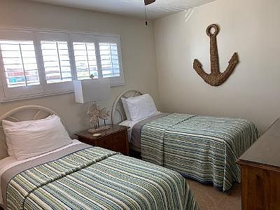 Bedroom 2 w 2 twin beds