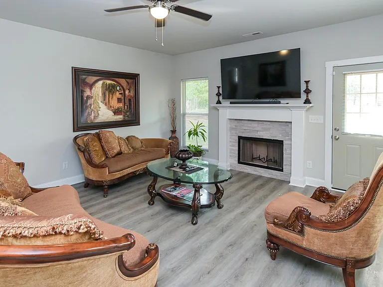 1051 Sandy Springs Rd NW — Photo 3