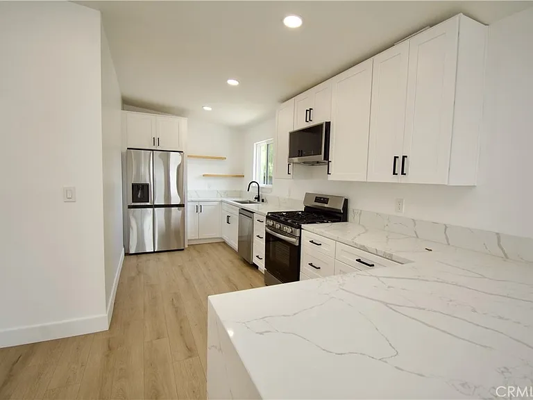 820 Iris Ave — Photo 3