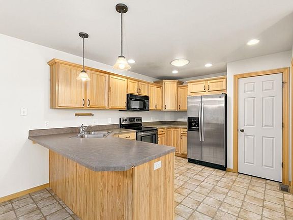 3rd image of 387 Stonegate Cir #10