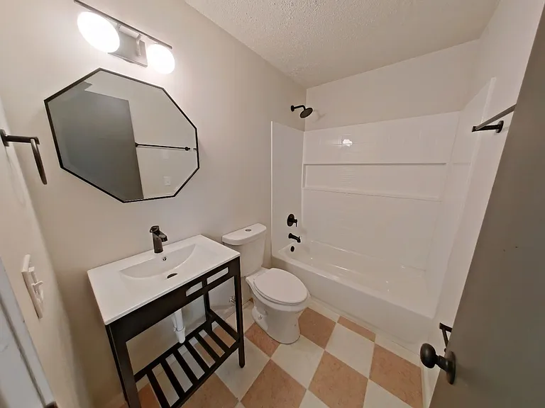 University Manor - Newly Renovated Units just a short walk from Campus! — Photo 39